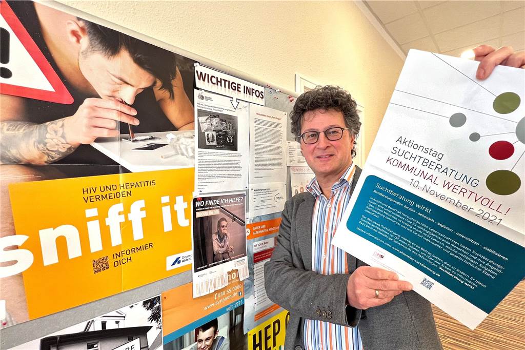 Kein Unterricht für bekiffte Schüler: Wie Berufskollegs im Kreis Unna mit Cannabis umgehen Geschäftsführer Walter Köpp-Farke von der Suchthilfe Kreis Unna hält ein Plakat für einen Aktionstag in der Hand.