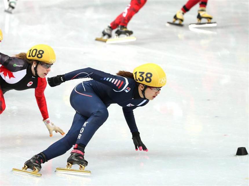 Südkoreanerin Park holt ihr zweites Gold im Shorttrack Die südkoreanische Shorttrackerin Park Seung-Hi (r) gewann ihr zweites Gold in Sotschi. Foto: How Hwee Young