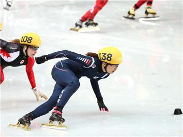 Die südkoreanische Shorttrackerin Park Seung-Hi (r) gewann ihr zweites Gold in Sotschi. Foto: How Hwee Young