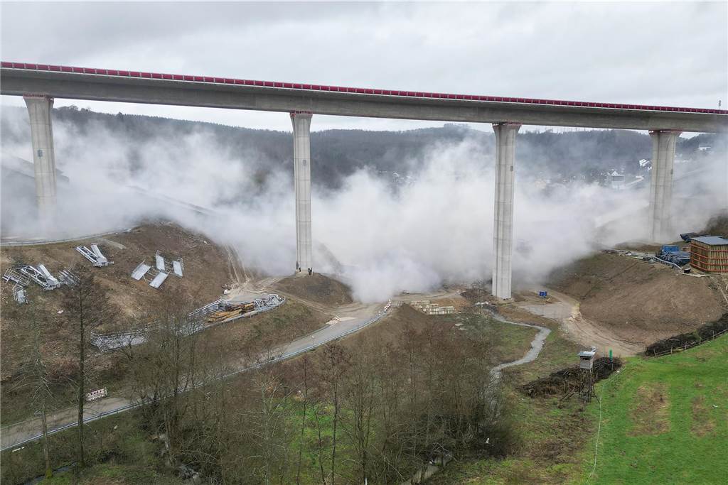 Zweites Teilbauwerk der A45-Talbrücke Eisern gesprengt: 45 Kilogramm Sprengstoff Die südlichen Brücke der A45-Talbrücke Eisern kurz nach der Sprengung. (Drohnenaufnahme)