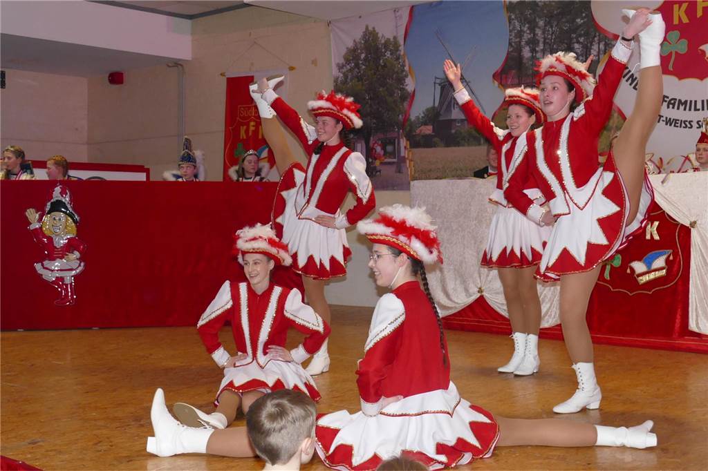 Die „Südllohner Funken“ auf der Bühne beim Kinderbüttnachmittag des KFK Südlohn