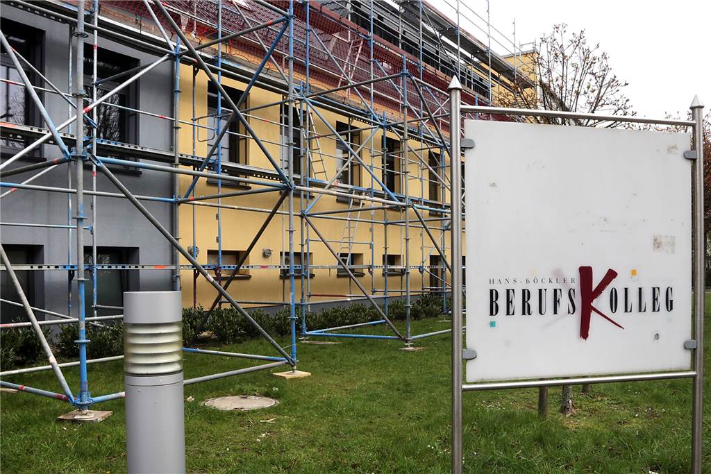 Wieder eingerüstet: Was passiert am Halterner Berufskolleg? Die Südseite des Berufskollegs ist komplett eingerüstet.