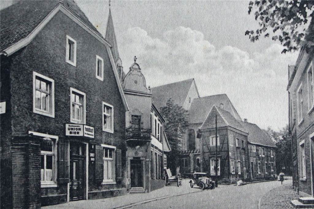 Die Südstraße in den 1920er-Jahren: Hinter den Häusern ist der Kirchturm von St. Benedikt zu sehen. Das heutige Aussehen der Kirche stammt aus dem 17. Jahrhundert.