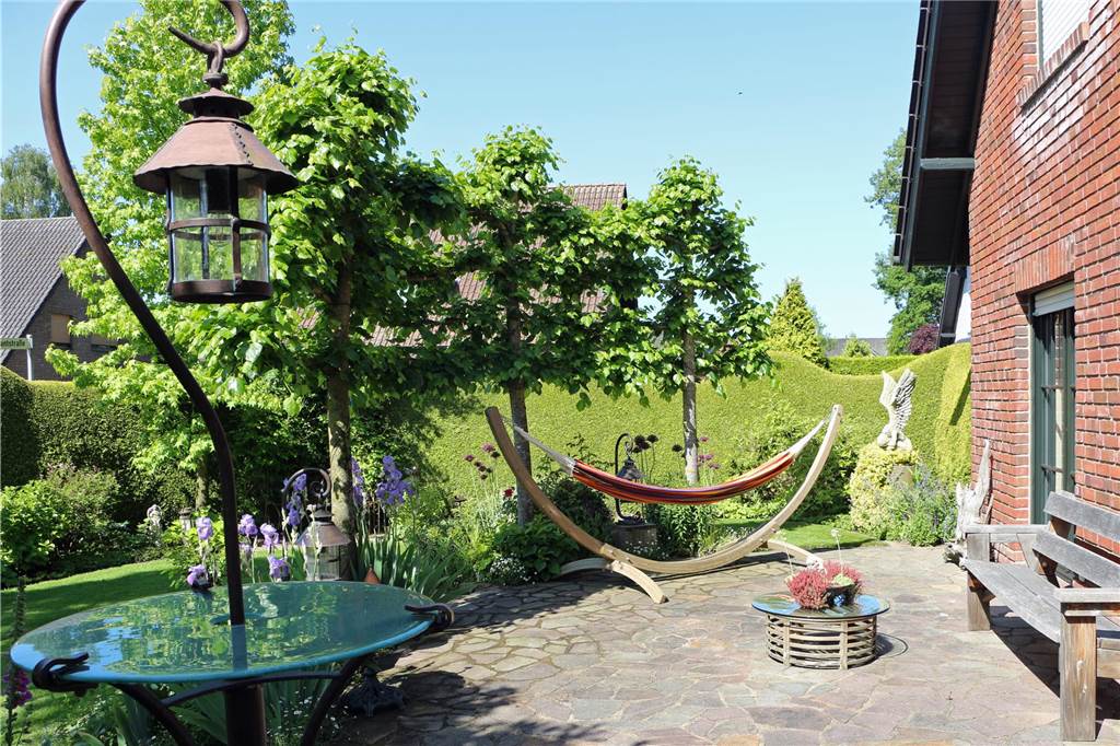 Die Südterrasse lädt gerade jetzt im Frühjahr ein.