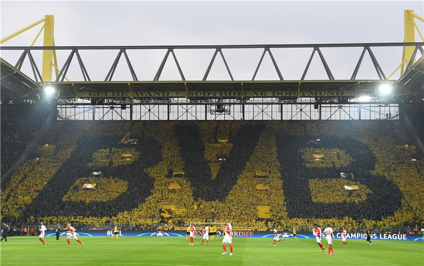 Polizei zufrieden - Ermittler suchen nach Erklärungen Die Südtribüne als lebendiges BVB-Logo beim Spiel gegen Monaco.