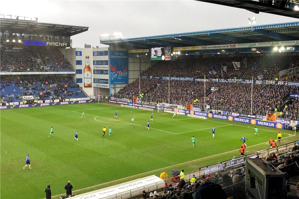 Mythos Arminia Bielefeld - und Amos Pieper mittendrin Die Südtribüne in Bielefeld ist für viele Zuschauer an Spieltagen die sportliche Heimat. Zwischen der Süd- und Osttribüne steht auch die Geschäftsstelle.