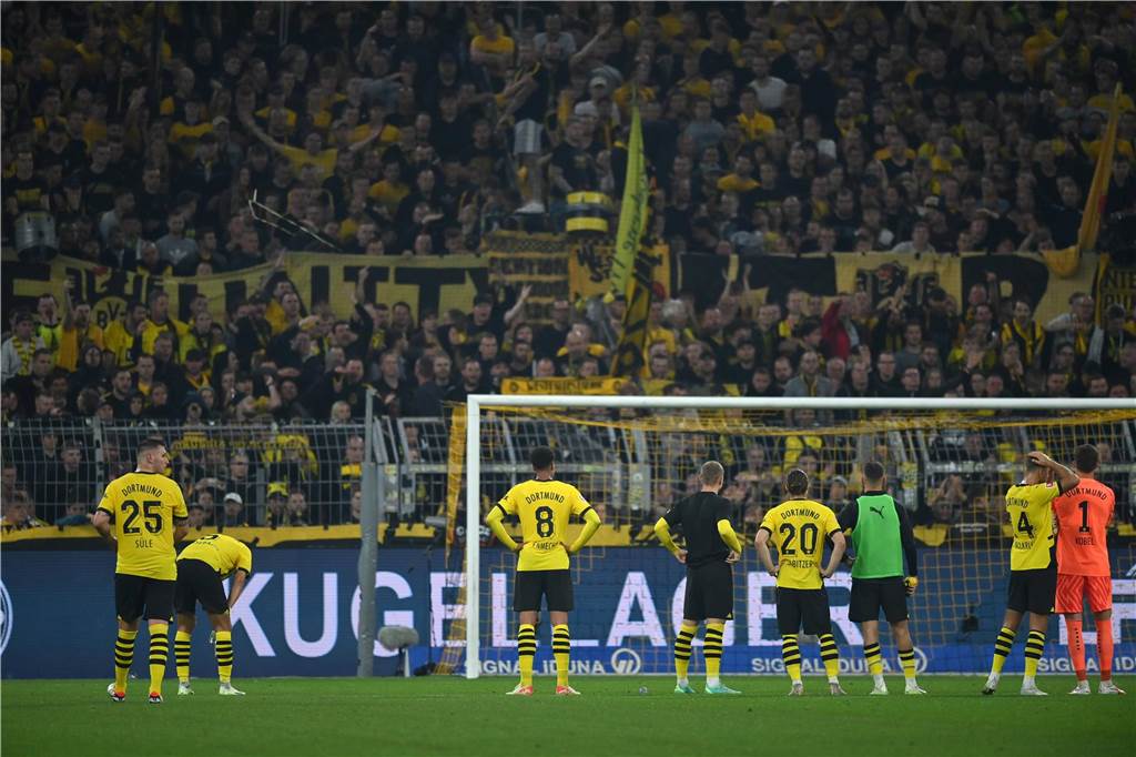 Exklusiv: Julian Brandt spricht Klartext: „Wenn die Südtribüne so laut pfeift, stimmt etwas nicht“ BVB-Profis stehen vor der Südtribüne.