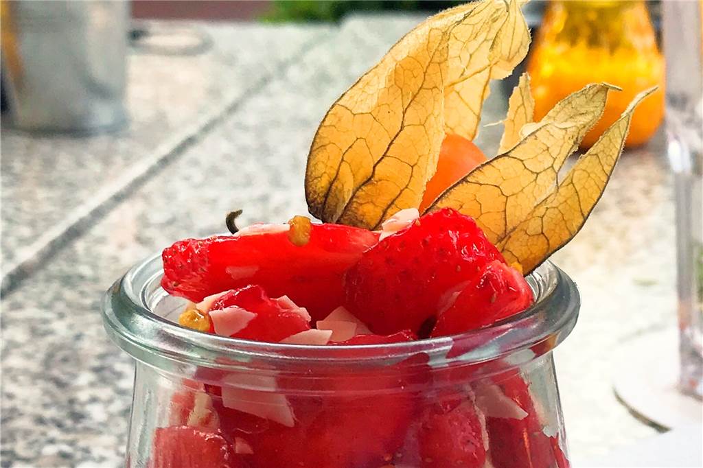 Die „süße Überraschung", das waren frische Erdbeerecken mit weißer Schokolade und Pistaziensplittern. Dazu on Top eine Physalis.