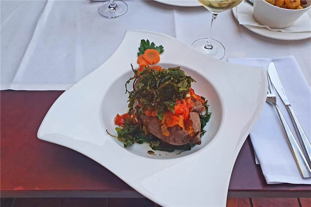Beim „Dicken Jupp“ in Vreden gibt es westfälische Spitzenküche mit kreativen Komponenten Die Süßkartoffel gibt es mit Spinat, Pinienkernen, Tomatensalsa und frittiertem Rucola.