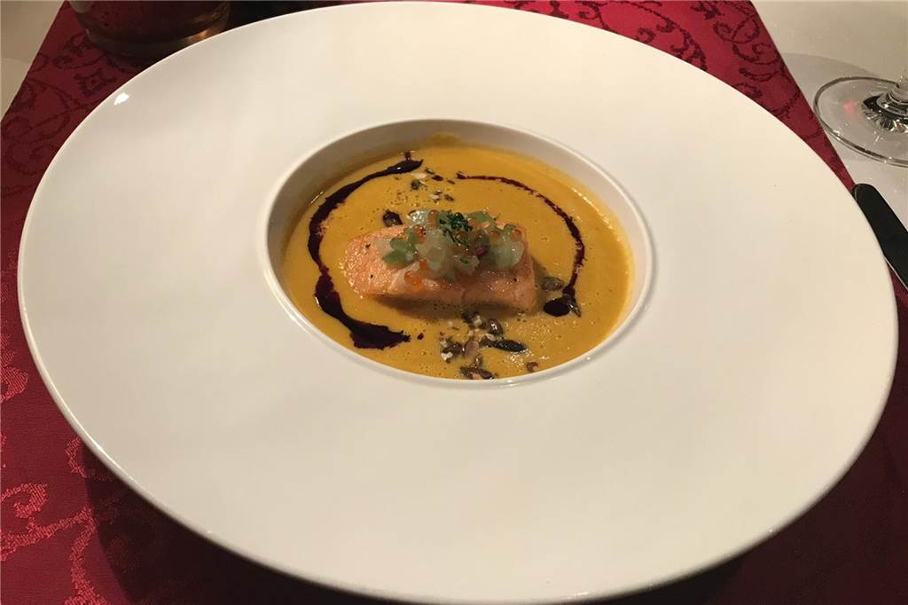 Ein Hauch von Sterne-Küche im Dorfgasthof Wissing Die Süßkartoffel-Kürbiscreme-Suppe wurde mit einem „kleinen Upgrade“ versehen. Glasiertes Lachsfilet mit einem Salat aus Jakobsmuscheln und Kaviar veredeln die Vorspeise.