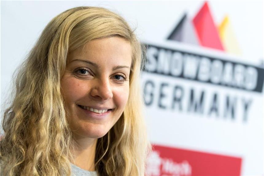 Snowboarderinnen Mittermüller und Flemming mit Olympia-Norm Die Swowboardfahrerin Silvia Mittermüller lächelt. Foto: Peter Kneffel/Archiv