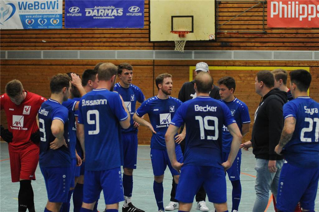 Zwischen Stolz, Frust und Ungewissheit Die Sythener Mannschaft kurz vor dem Neunmeterschießen gegen den SV Lippramsdorf im Halbfinale der Halterner Hallenfußball-Stadtmeisterschaft. Lukas Wemhoff verfolgte die Partie auf seinem Handy im Krankenhaus.