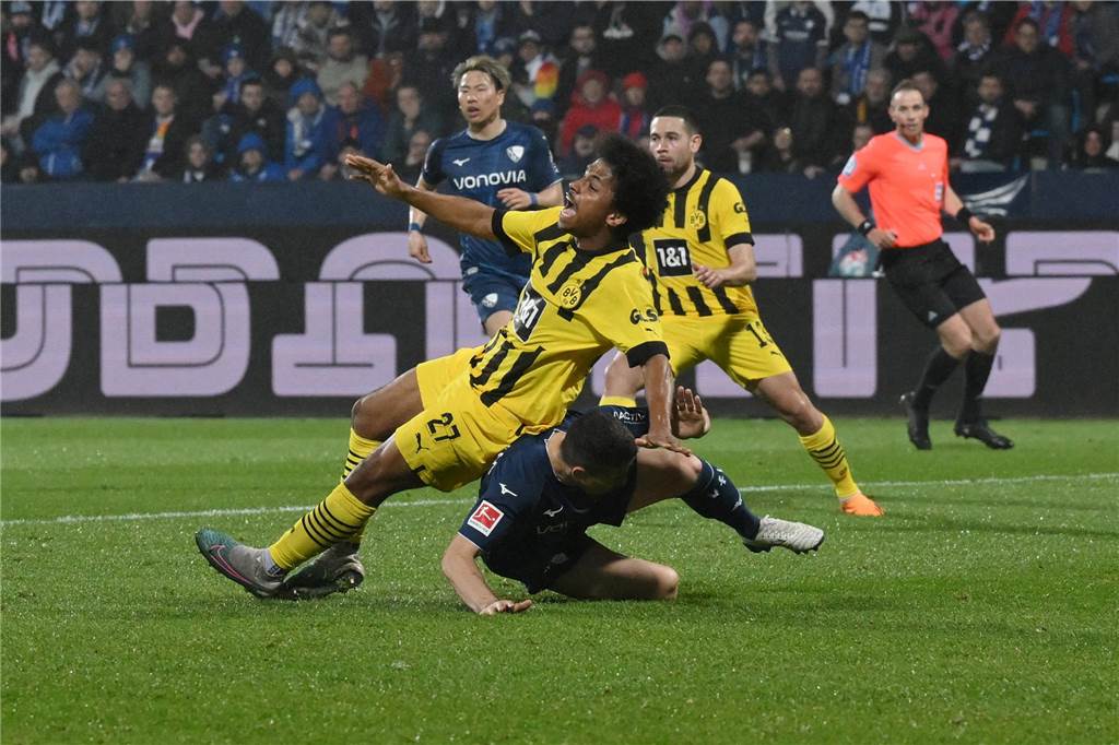Stegemann äußert sich zu massiver BVB-Kritik: „Wir haben die falsche Entscheidung getroffen“ Karim Adeyemi im Zweikampf mit Danilo Soares.
