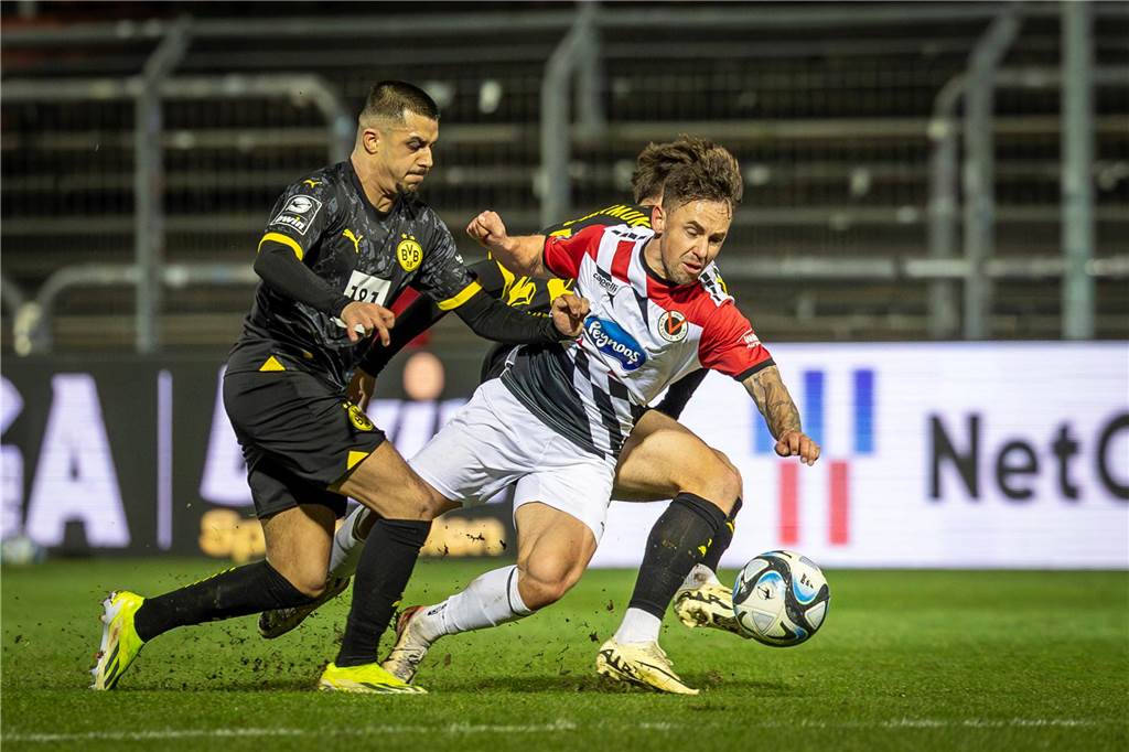 BVB-U23 kassiert in Köln siebten Platzverweis: Zimmermann wehrt sich gegen Rüpel-Image Lion Semic und Julian Hettwer im Zweikampf.