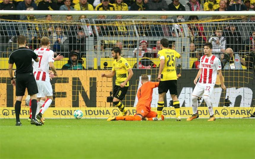 Sokratis-Treffer erhitzt Gemüter - BVB-Bosse in Rage Die Szene, die die Gemüter erhitzte: Sokratis (2.v.r.) trifft, Schiedsrichter Patrick Ittrich (l.) entschied zunächst auf Foul. Letztlich wurde der Treffer doch gegeben.