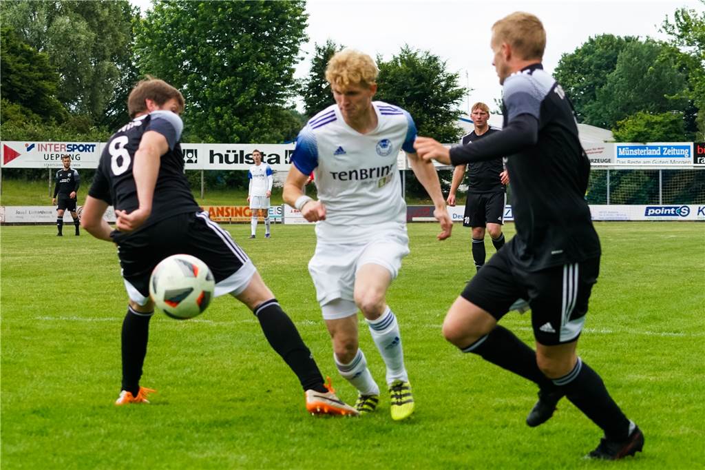 Fairplay von Justus Jaegers: „Dafür verdient er großen Respekt“ Die Szene, die zum Elfmeterpfiff führte: Klaus Büning berührt hier möglicherweise Justus Jaegers.