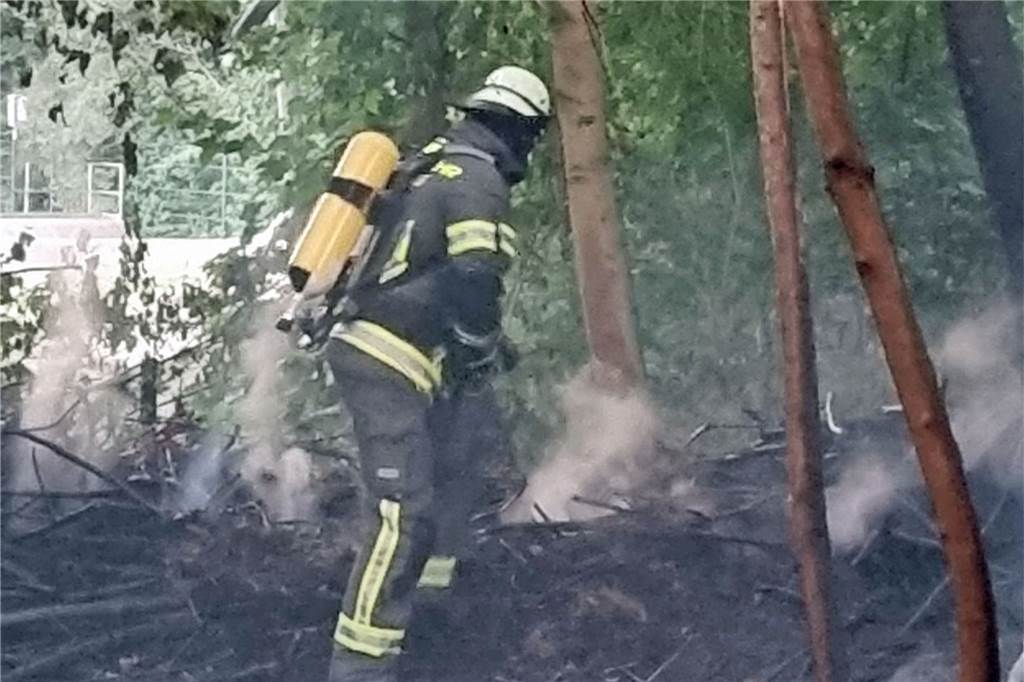 Heckenbrand in Werne war deutlich brisanter als gedacht Ein Feuerwehrmann beim Löschen.