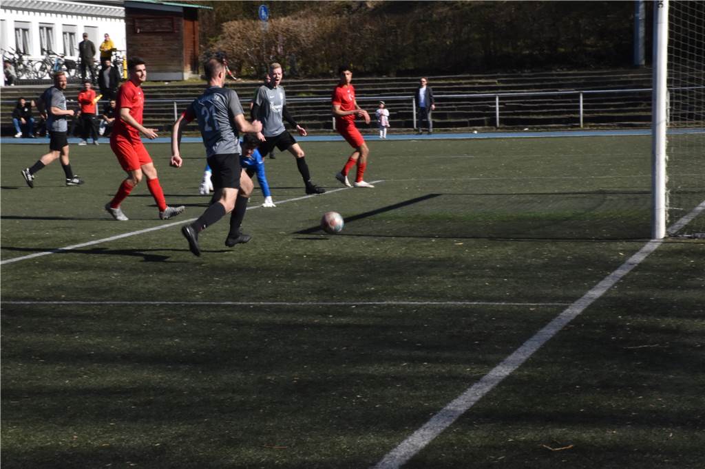 Ereignisreiches Spiel beim BV Brambauer – doch der eigentliche Kracher kommt zum Schluss Die Szene vor dem 3:0: Brambauers Kapitän Joel Razanica (Nummer 21) musste nur noch einschieben.