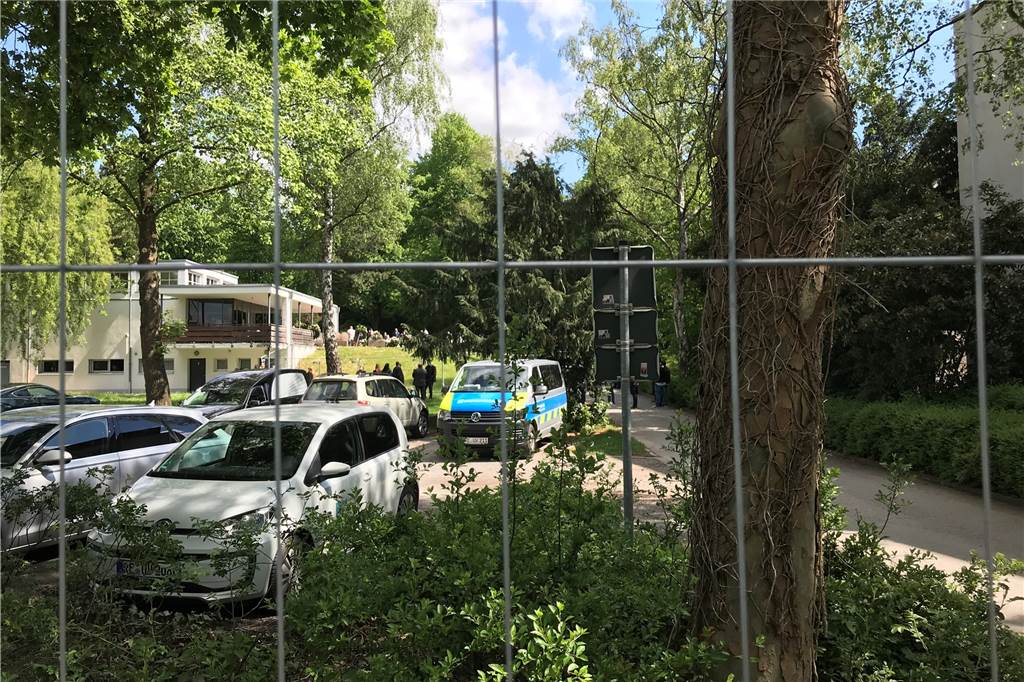 Die Szenerie vor dem Haupteingang des Merklinder Friedhofes am Dienstag (5.5.) gegen 12.10 Uhr: Die Menschen, die hier von ihrem verstorbenen Familienmitglied Abschied nehmen wollen, können nicht alle zur Trauerfeier selbst. Sie werden am Eingang wegen der Ansteckungsgefahr mit dem Coronavirus gestoppt.