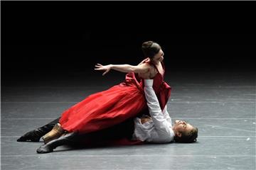 Die Tänzer Ksenia Ryzhkova und Matthew Golding in der Bayerischen Staatsoper. Foto: Felix Hörhager