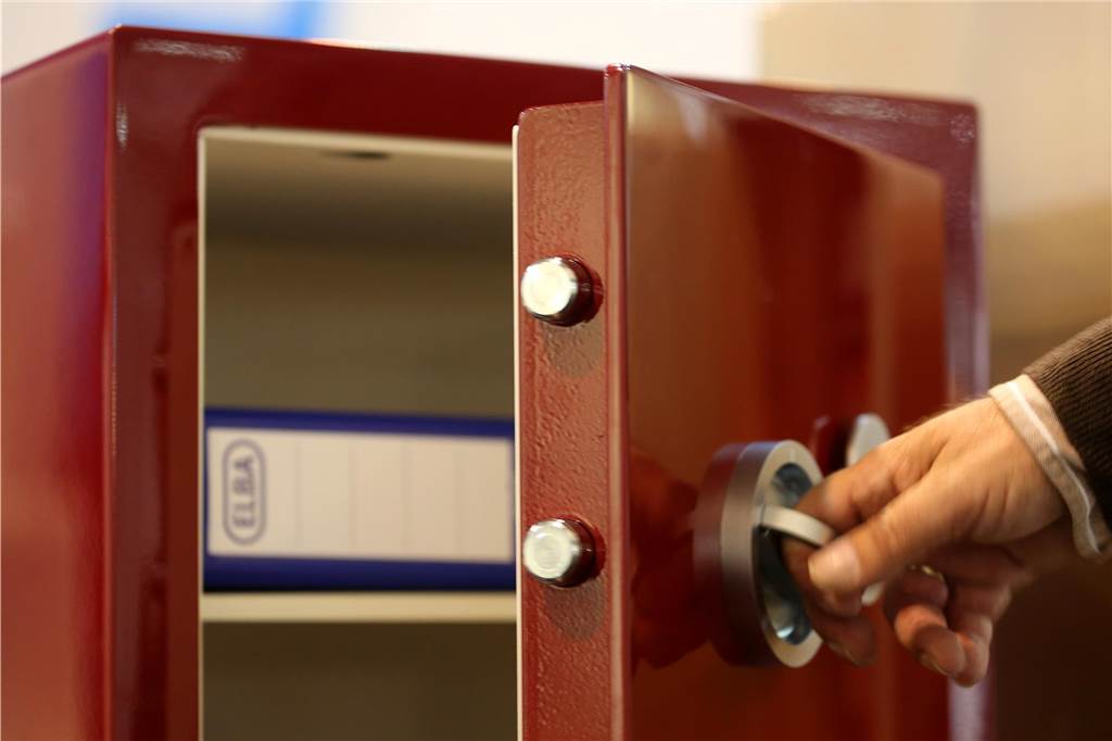 Nach brutalem Raubüberfall auf Supermarkt: Ermittlungen eingestellt Ein Tresor wird geöffnet