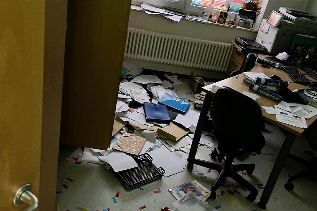 Einbruch in Kita St. Andreas: Täter hinterlassen Spur der Verwüstung Verwüstetes Büro