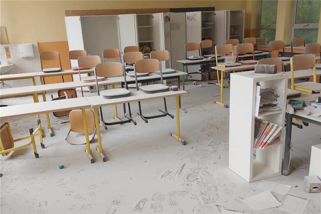 Die Täter haben einen Feuerlöscher in einem der Räume entleert. Das feine Löschpulver hat sich dann im gesamten Raum und im Treppenhaus verteilt.