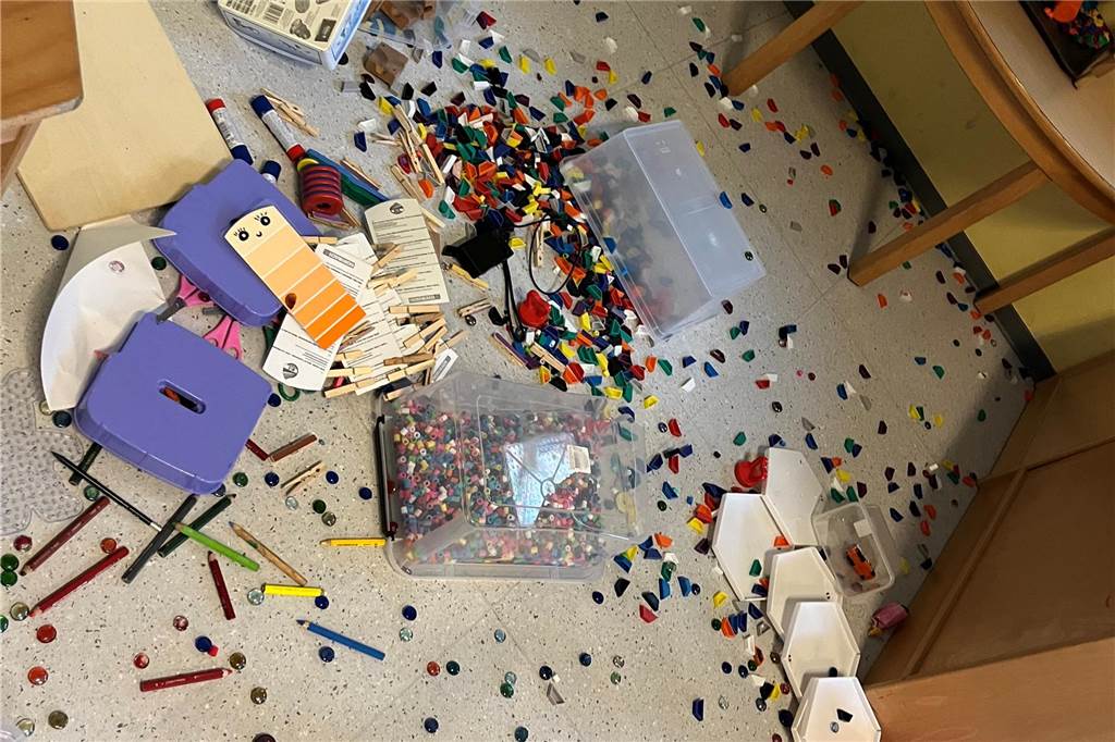 Einbruch in Kita St. Andreas: Täter hinterlassen Spur der Verwüstung Verstreutes Spielzeug auf einem Teppich