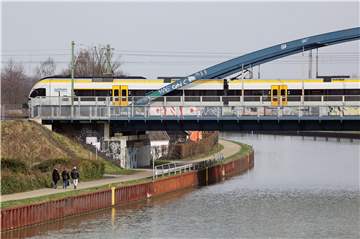 Die Täter standen nach Ermittlungen der Polizei wohl auf der Brücke über den Datteln-Hamm-Kanal, hier ein Archivbild. 