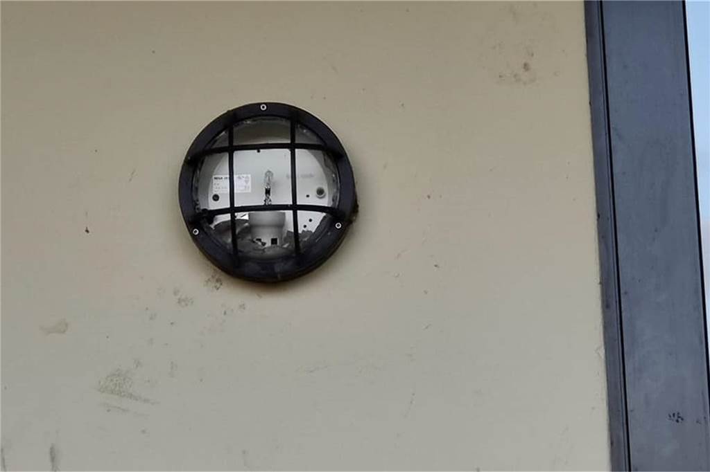 Unbekannte werfen Molotowcocktail aufs Jugendhaus Zak Die Täter zerstörten alle Leuchten und Lampen am Zak. Mutmaßlich, um im Schutz der Dunkelheit operieren zu können. Der Sachschaden geht in die Tausende.