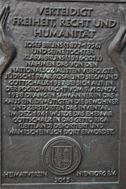 Rosa und Siegmund Gottschalks letzte „Reise“: Von Nienborg in den Tod Die Tafel am ehemaligen Haus von Josef Bruns erinnert an dessen mutige Haltung.