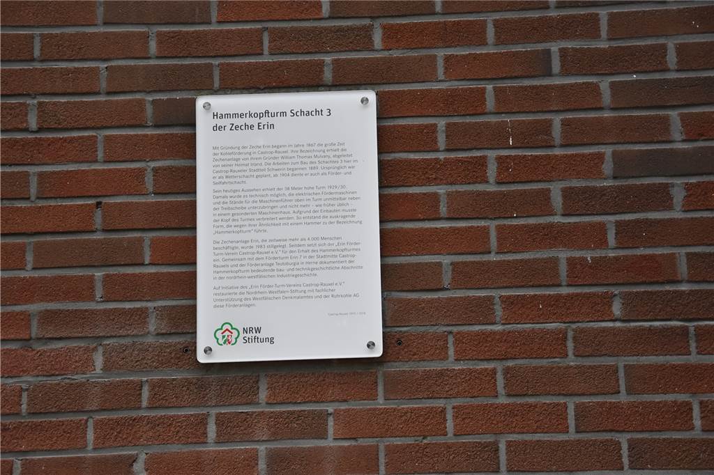 Die Tafel an der Außenwand des Hammerkopfturms wurde von Fördergeldern finanziert.