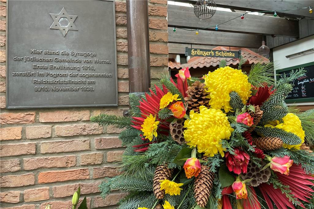 Verwirrung um die Ortsangabe auf Gedenkplatte für Synagoge und Schule Die Tafel zum Standort der ehemaligen jüdischen Synagoge ist korrekt