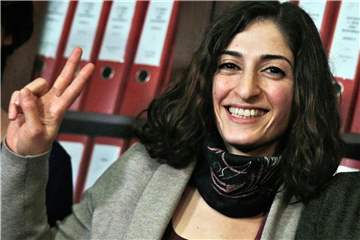 Die Tage bis zur Ausreise will Mesale Tolu mit ihrer Familie in der Türkei verbringen und sich von Freunden verabschieden. Foto: Lefteris Pitarakis/AP/Archiv