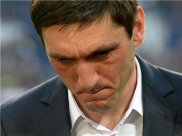 Die Tage von Tayfun Korkut als Trainer bei Hannover 96 sind gezählt. Foto: Peter Steffen