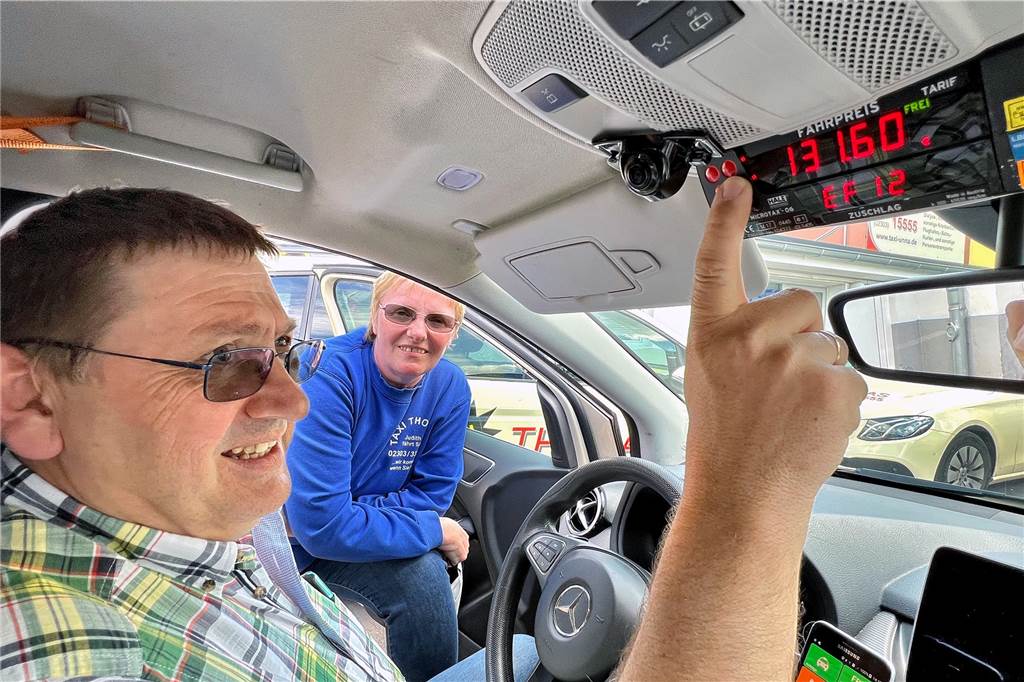 Taxis in Not: Thomas Posala (57) will deutlich höhere Preise im Kreis Unna Die Tageseinnahmen von Thomas und Judith Posala reichen oft nicht aus, um die gestiegenen Kosten im Taxigewerbe aufzufangen.