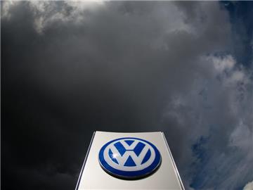 Die Tagesordnung für die nächste Hauptversammlung bei Volkswagen hat es in sich: Sie gibt Aufschluss darüber, ob der Vorstand für das Krisenjahr 2015 entlastet werden soll. Foto: Julian Stratenschulte/Illustration