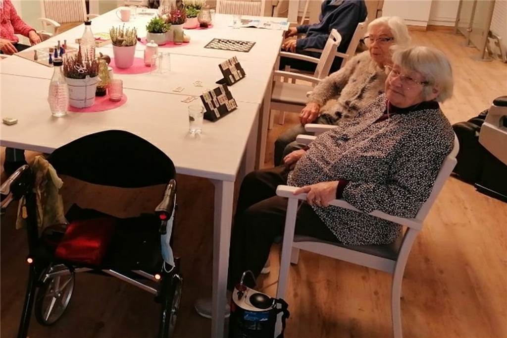 Tagespflege in Holzen lag in Trümmern: „Ich dachte, das war’s jetzt“ Die Tagespflegegäste freuen sich über die Wiederöffnung.