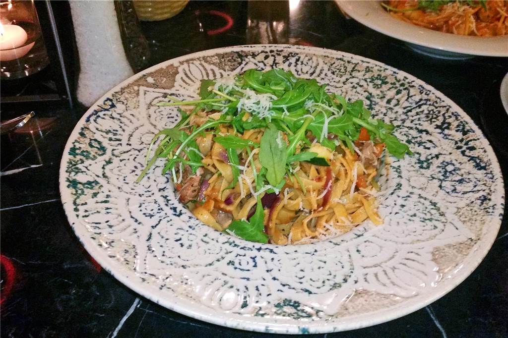 Noa Garden im Heidehof: Paradiesisch speisen in Dschungelatmosphäre Die Tagliatelle mit Rinderfiletspitzen
