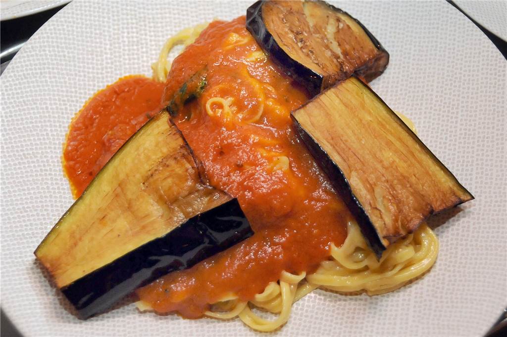 Flammen aus dem Käse-Vulkan machen Pasta zum Geschmackserlebnis Die "Tagliatellle alla forma di Grana Padano" gibt es wahlweise mit gebratenen Auberginenscheiben oder mit Pfifferlingen.