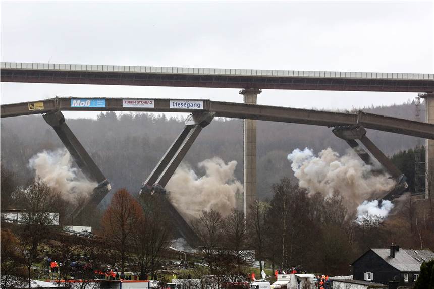 „Bilderbuchsprengung“: Riesige Talbrücke der A45 zu Fall gebracht Die Talbrücke Rinsdorf auf der Autobahn A45 zwischen den Anschlussstellen Siegen Süd und Wilnsdorf wird gesprengt. Daneben steht ein Teil des neuen Brückensystems.