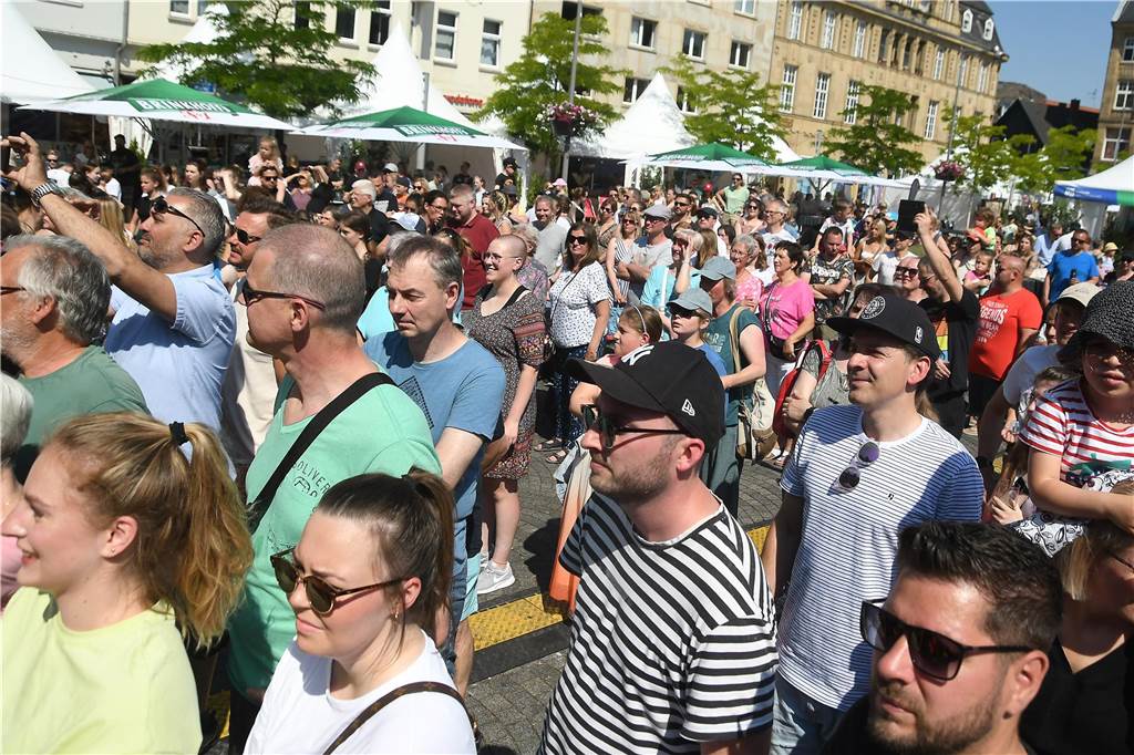 Die Tanz Etage bot dem Publikum eine bunte Mischung aus Ballett, Jazz, Hip Hop, Kindertanz Modern Dance und Dancehall, ehe sie später von den Tänzerinnen und Tänzern von Dance City abgelöst wurden. Musikalisch wurde es dann ab 16.30 Uhr, als das Duo Viva l‘amour Klassiker aus allen Jahrzehnten seit den 50er Jahren zum Besten gegeben hat. Bis knapp 22 Uhr konnte im Anschluss noch geschlemmt werden.