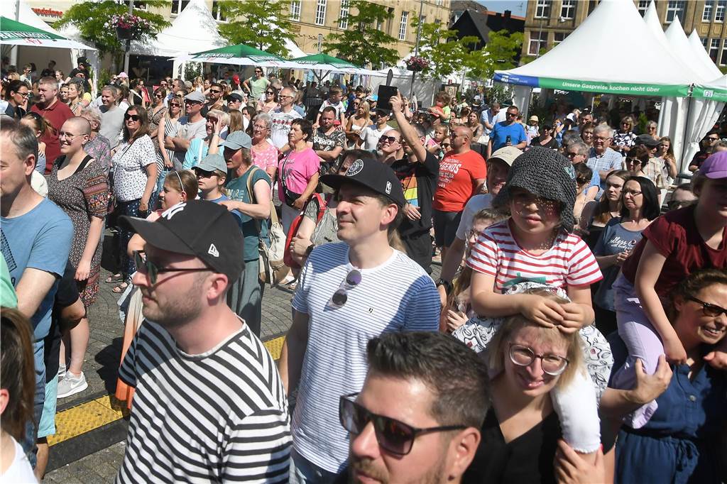 Die Tanz Etage bot dem Publikum eine bunte Mischung aus Ballett, Jazz, Hip Hop, Kindertanz Modern Dance und Dancehall, ehe sie später von den Tänzerinnen und Tänzern von Dance City abgelöst wurden. Musikalisch wurde es dann ab 16.30 Uhr, als das Duo Viva l‘amour Klassiker aus allen Jahrzehnten seit den 50er Jahren zum Besten gegeben hat. Bis knapp 22 Uhr konnte im Anschluss noch geschlemmt werden.