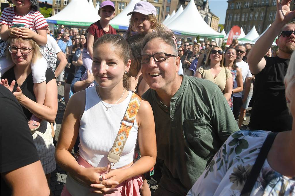 Die Tanz Etage bot dem Publikum eine bunte Mischung aus Ballett, Jazz, Hip Hop, Kindertanz Modern Dance und Dancehall, ehe sie später von den Tänzerinnen und Tänzern von Dance City abgelöst wurden. Musikalisch wurde es dann ab 16.30 Uhr, als das Duo Viva l‘amour Klassiker aus allen Jahrzehnten seit den 50er Jahren zum Besten gegeben hat. Bis knapp 22 Uhr konnte im Anschluss noch geschlemmt werden.