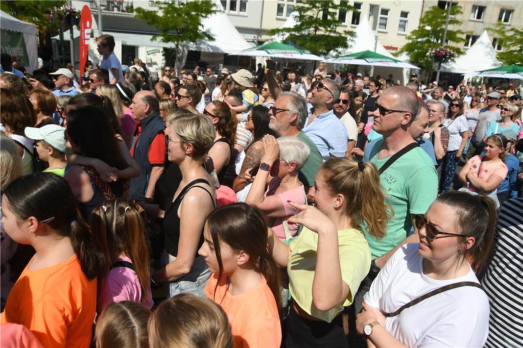 Die Tanz Etage bot dem Publikum eine bunte Mischung aus Ballett, Jazz, Hip Hop, Kindertanz Modern Dance und Dancehall, ehe sie später von den Tänzerinnen und Tänzern von Dance City abgelöst wurden. Musikalisch wurde es dann ab 16.30 Uhr, als das Duo Viva l‘amour Klassiker aus allen Jahrzehnten seit den 50er Jahren zum Besten gegeben hat. Bis knapp 22 Uhr konnte im Anschluss noch geschlemmt werden.