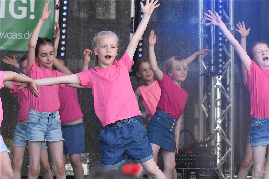 Die Tanz Etage bot dem Publikum eine bunte Mischung aus Ballett, Jazz, Hip Hop, Kindertanz Modern Dance und Dancehall, ehe sie später von den Tänzerinnen und Tänzern von Dance City abgelöst wurden. Musikalisch wurde es dann ab 16.30 Uhr, als das Duo Viva l‘amour Klassiker aus allen Jahrzehnten seit den 50er Jahren zum Besten gegeben hat. Bis knapp 22 Uhr konnte im Anschluss noch geschlemmt werden.