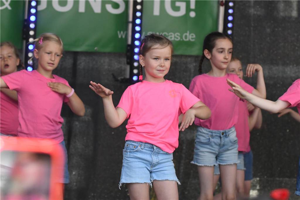 Die Tanz Etage bot dem Publikum eine bunte Mischung aus Ballett, Jazz, Hip Hop, Kindertanz Modern Dance und Dancehall, ehe sie später von den Tänzerinnen und Tänzern von Dance City abgelöst wurden. Musikalisch wurde es dann ab 16.30 Uhr, als das Duo Viva l‘amour Klassiker aus allen Jahrzehnten seit den 50er Jahren zum Besten gegeben hat. Bis knapp 22 Uhr konnte im Anschluss noch geschlemmt werden.