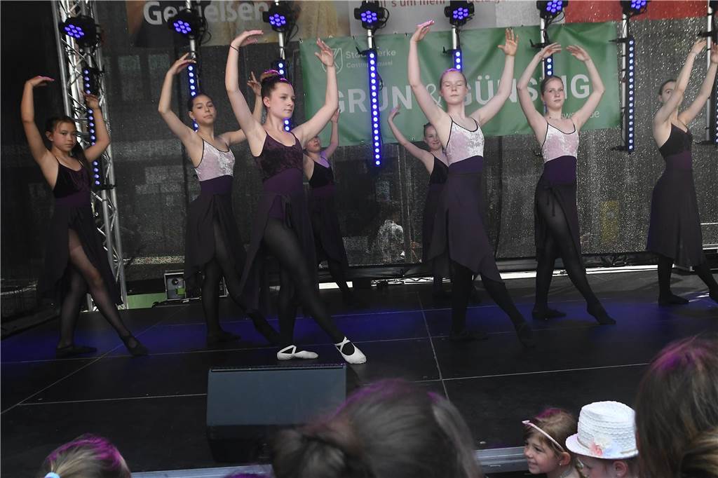 Die Tanz Etage bot dem Publikum eine bunte Mischung aus Ballett, Jazz, Hip Hop, Kindertanz Modern Dance und Dancehall, ehe sie später von den Tänzerinnen und Tänzern von Dance City abgelöst wurden. Musikalisch wurde es dann ab 16.30 Uhr, als das Duo Viva l‘amour Klassiker aus allen Jahrzehnten seit den 50er Jahren zum Besten gegeben hat. Bis knapp 22 Uhr konnte im Anschluss noch geschlemmt werden.