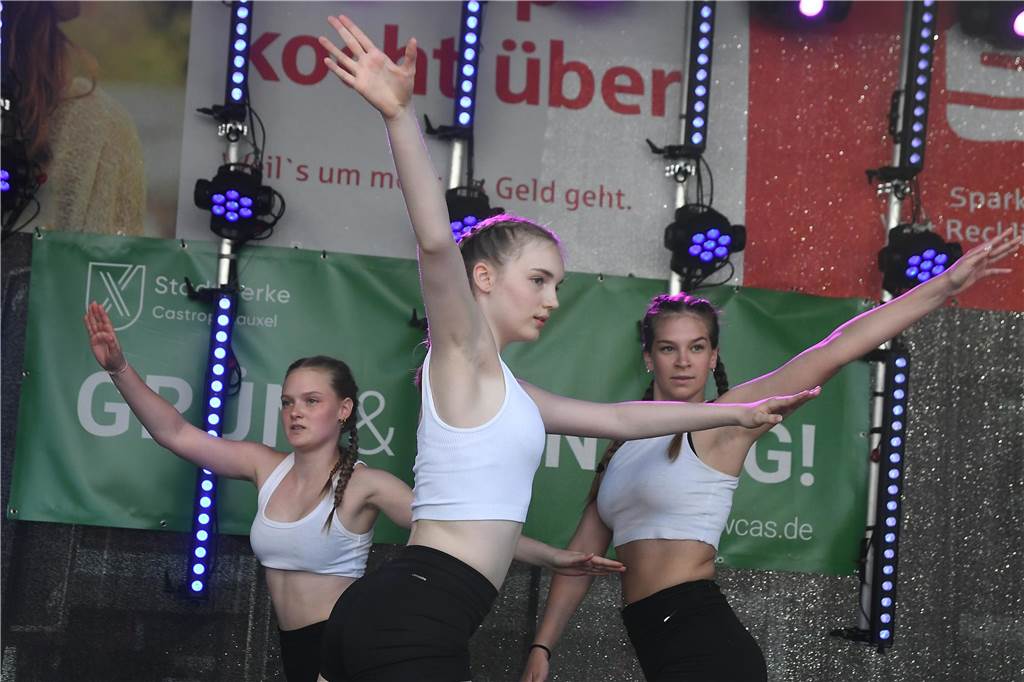 Die Tanz Etage bot dem Publikum eine bunte Mischung aus Ballett, Jazz, Hip Hop, Kindertanz Modern Dance und Dancehall, ehe sie später von den Tänzerinnen und Tänzern von Dance City abgelöst wurden. Musikalisch wurde es dann ab 16.30 Uhr, als das Duo Viva l‘amour Klassiker aus allen Jahrzehnten seit den 50er Jahren zum Besten gegeben hat. Bis knapp 22 Uhr konnte im Anschluss noch geschlemmt werden.