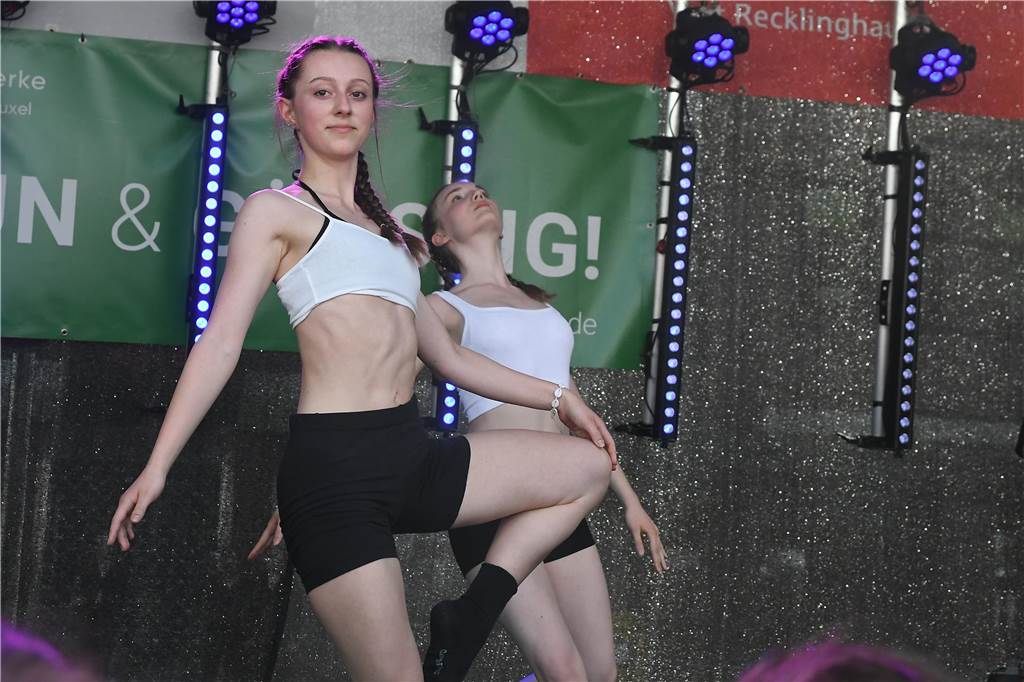 Die Tanz Etage bot dem Publikum eine bunte Mischung aus Ballett, Jazz, Hip Hop, Kindertanz Modern Dance und Dancehall, ehe sie später von den Tänzerinnen und Tänzern von Dance City abgelöst wurden. Musikalisch wurde es dann ab 16.30 Uhr, als das Duo Viva l‘amour Klassiker aus allen Jahrzehnten seit den 50er Jahren zum Besten gegeben hat. Bis knapp 22 Uhr konnte im Anschluss noch geschlemmt werden.